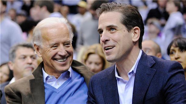 Sonderermittler zu Bidens Sohn Hunter eingesetzt Joe Biden, damals Vizepräsident der USA, und sein Sohn Hunter bei einem Basketballspiel.