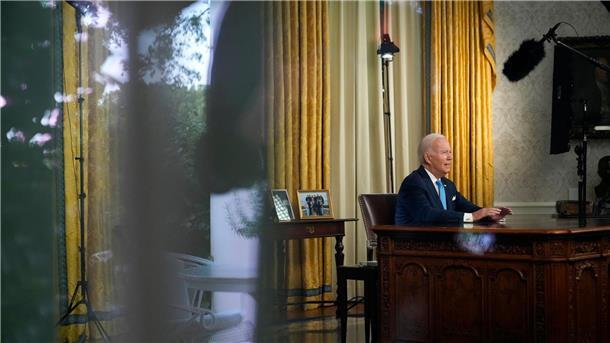 Biden unterzeichnet Schuldengesetz Joe Biden im Oval Office des Weißen Hauses.