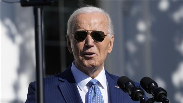 Joe Biden ist bei einem seiner letzten öffentlichen Auftritte als US-Präsident gut gelaunt. 