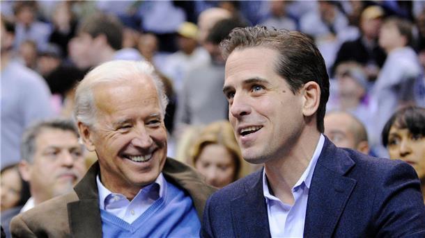 Politische Bürde - Hunter Biden und der US-Wahlkampf Joe Biden (l) und sein Sohn Hunter Biden sehen sich ein Basketballspiel an.