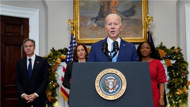 US-Basketballerin Griner aus russischer Haft entlassen Joe Biden, Präsident der USA, spricht im Roosevelt Room des Weißen Hauses über die Freilassung von Brittney Griner.