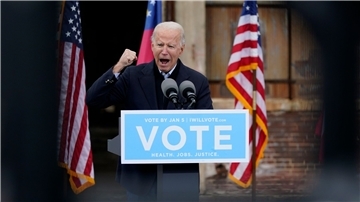 Joe Biden spricht bei einer Drive-in-Kundgebung für die demokratischen Kandidaten des US-Senats in Georgia, Warnock und Ossoff.