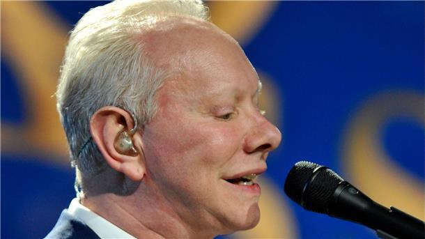 Joe Jackson auf der Bühne der Avo Session in Basel