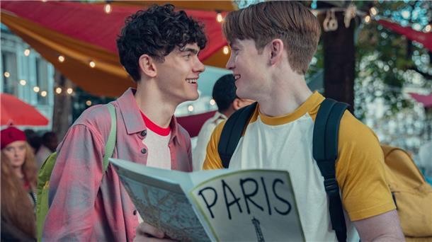 „Heartstopper“-Star Joe Locke will Grenzen abstecken  Joe Locke (l) als Charlie und Kit Connor als Nick in einer Szene der 2. Staffel der Netflix-Serie „Heartstopper“.