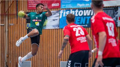 Joel Hoppe (vorn links) beim Sprung