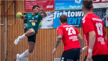 Joel Hoppe (beim Sprung) warf trotz permanenter Manndeckung „traumhafte Tore“.