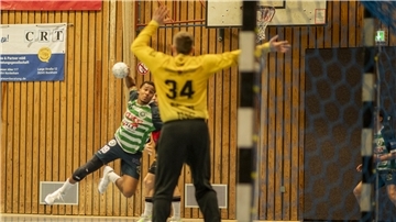 Joel Hoppe (links) will mit dem TV Schiffdorf im Heimspiel gegen die HSG Nienburg endlich wieder ein Erfolgserlebnis feiern.