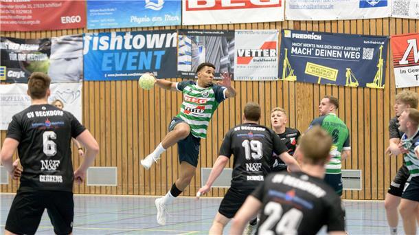 Joel Hoppe wirft den Ball auf das Tor des Gegners. Die Handballer des TV Schiffdorf wollen sich einen Platz in der Relegation zur Regionalliga sichern.