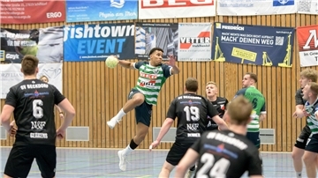 Joel Hoppe wirft den Ball auf das Tor des Gegners. Die Handballer des TV Schiffdorf wollen sich einen Platz in der Relegation zur Regionalliga sichern.