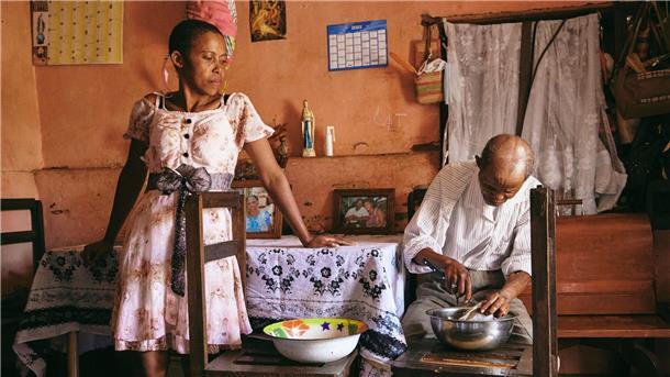 Joeline (Fara) Rafaraniriana (41) sieht ihrem Vater Dada Paul Rakotazandriny (91) beim Putzen der Fische zu. Die Südafrikanerin Lee-Ann Olwage wurde für ihre Reportage für das Magazin „Geo“ über den Umgang mit Demenz-Kranken in Madagaskar ausgezeichnet.