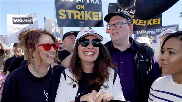 Hollywood-Ausnahmezustand: Drei Köpfe des Streiks Joely Fisher (l-r), Fran Drescher, die Vorsitzende der Schauspielgewerkschaft SAG-AFTRA und Duncan Crabtree-Ireland bei einer Protestaktion in Hollywood.