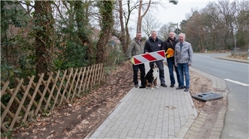 Jörg Appiarius (von links), Kolja und Kevin Kuske sowie Matthias Träger und Kuskes Familienhund Bolle sind stolz auf den neuen Fußweg an der K14 in Wanhöden. Zusammen mit einer Handvoll Helfer haben sie das Bauwerk in Eigeninitiative realisiert.