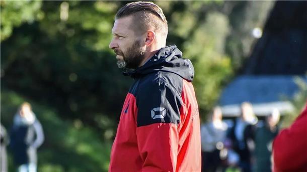 Jörg Blicharski verlängert seinen Vertrag beim SV Viktoria Oldendorf.