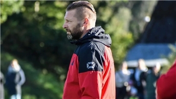 Jörg Blicharski verlängert seinen Vertrag beim SV Viktoria Oldendorf.