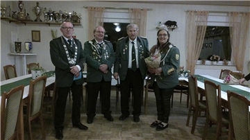 Vier Schützen stehen in Tracht in ihrem Vereinsheim.