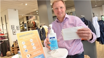 Jörg Irmer, Inhaber von Mode Irmer, bereitet im Geschäft alles vor für die Öffnung am kommenden Montag. Desinfektionsmittel und Mundschutz sind vorhanden. 