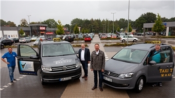 Jörg Johanns (von links), Michael Göbel, Marcus Itjen und Ralf Töllner wollen dem Beförderungsangebot auf die Sprünge helfen. Sogar zu den Haltestellen vor dem Nordholzer Einkaufszentrum fährt das AST.