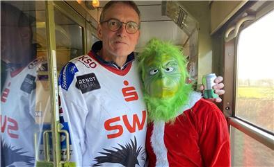 Jörg Kranz und Pinguins-Fan „Icke“, der sich als Grinch verkleidet hat.