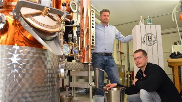 Jörg (links) und Kilian Eilers stellen mit ihrer eigenen 100-Liter-Destille Gin in Langen her.