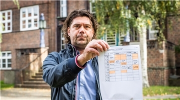 Jörg Schubert aus Bremerhaven ist Elternvertreter an der Humboldtschule. In seinen Händen hält er einen aktuellen Stundenplan, darauf markiert in Orange die Stunden, welche aufgrund des Lehrermangels aktuell ausfallen.
