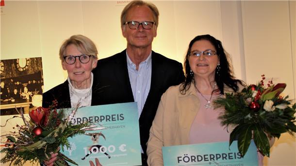 Jörg Schulz, Vorstandsvorsitzender der Bürgerstiftung Bremerhaven, überreichte Karin Bodenhagen (links) und Anita Köckritz den diesjährigen Förderpreis.
