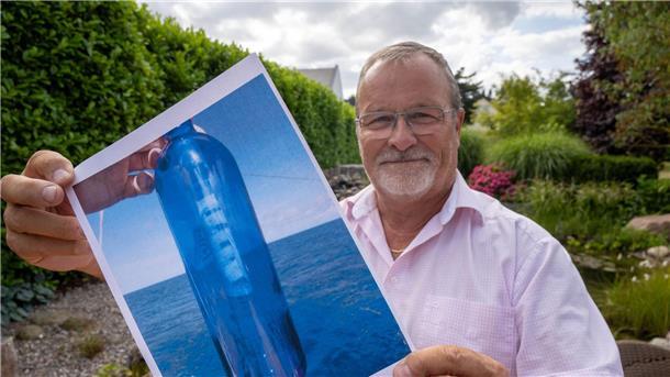 Jörg Wanke zeigt ein Foto seiner Flaschenpost. Die fand ein Mann aus dem Land USA nun nach zehn Jahren.