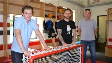 Joey Cemore (links, mit Pinguins-Torhüter Brandon Maxwell und REV-Vorstand Oliver Kleiner) will bei den Fischtown Pinguins zum Eishockey-Profi reifen.