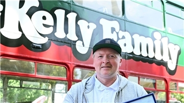 Joey Kelly im Sommer vor dem Bus der Kelly-Family.
