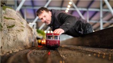 Jogi Meiners kontrolliert einen Schienenbus auf einem Teil der Modelleisenbahnanlage.