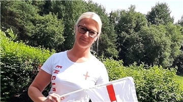 Johann Lührs ist in Deutschland geboren, aber ihre Eltern stammen aus England. Deshalb hält die 35-Jährige beim EM-Achtelfinale gegen Deutschland auch zu den Three Lions.