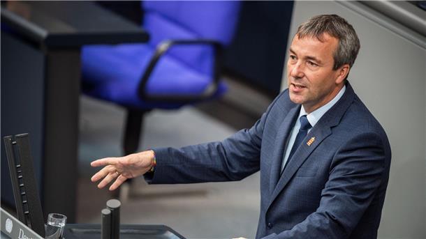 Debatte über Minderheitensprachen auf Platt und Dänisch Johann Saathoff (SPD) spricht bei der 115. Sitzung des Bundestages zu den Abgeordneten.