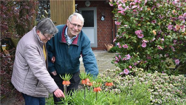Das Foto zeigt Irmgard und Johann Müller in ihrem Garten. 