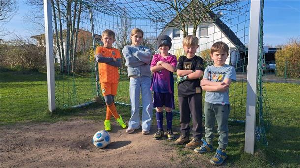 Johann (v.l.),  Antonia, Finn, Theo und Leo ärgern sich, weil die Tore auf ihrem Bolzplatz abgebaut werden sollen. 
