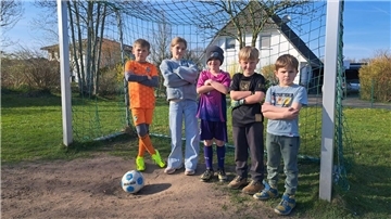 Johann (v.l.),  Antonia, Finn, Theo und Leo ärgern sich, weil die Tore auf ihrem Bolzplatz abgebaut werden sollen. 
