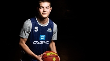 Der Basketballer Johannes Heiken posiert mit einem Ball.