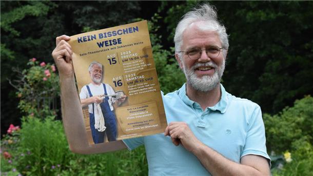 „Kein bisschen weise“: Zusatzvorstellung am 17. August in Ostereistedt Johannes Heins mit Theaterplakat.