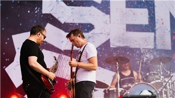 Johannes (l) und Sebastian Madsen sind zwei von drei Geschwistern der Band, die nach ihrem Nachnamen bennant ist.