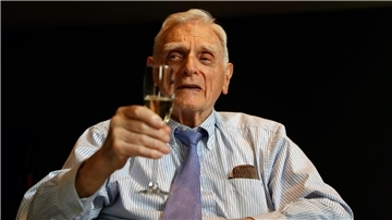 John B. Goodenough im Oktober 2019 bei der Royal Society in London, nachdem er zum Nobelpreisträger für Chemie 2019 ernannt wurde.
