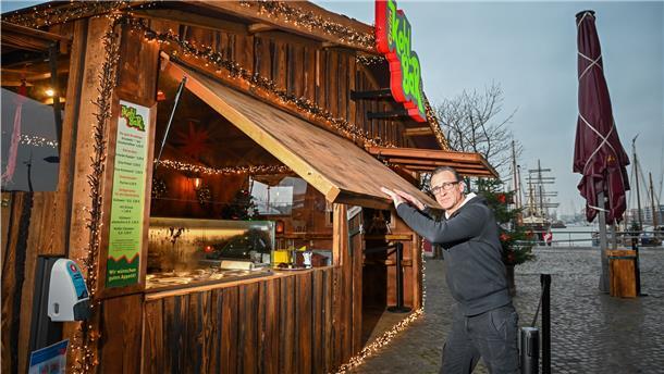 John Da Silva hat vor seinem Restaurant Lloyd’s einen Grünkohlstand aufgestellt. Der bringt ihn zwar nicht über die Runden, aber immerhin hat er etwas zu tun, findet der Gastronom.