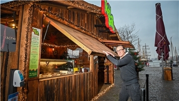 John Da Silva hat vor seinem Restaurant Lloyd’s einen Grünkohlstand aufgestellt. Der bringt ihn zwar nicht über die Runden, aber immerhin hat er etwas zu tun, findet der Gastronom.