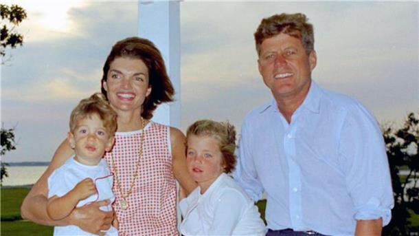 Neun Geschwister: „Die Kennedys“ John F. Kennedy und seine Frau jackie mit Familie in Hyannis Port, 1962.