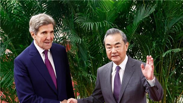 John Kerry (l) wird in Peking von Spitzendiplomat Wang Yi empfangen.