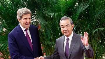 John Kerry (l) wird in Peking von Spitzendiplomat Wang Yi empfangen.