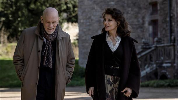 John Malkovich als Andrew Blake und Fanny Ardant als Nathalie Beauvillier in einer Szene des Films „Monsieur Blake zu Diensten“.