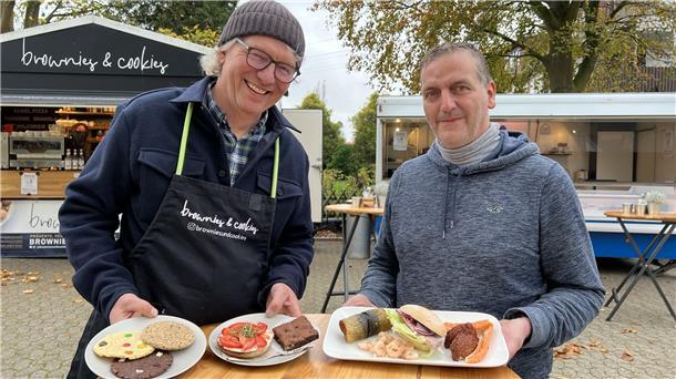 Michael Renken (links) von „Fisch & mehr“ und John Reinhardt von „Brownies & Cookies“ 