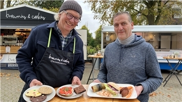 Michael Renken (links) von „Fisch & mehr“ und John Reinhardt von „Brownies & Cookies“ 
