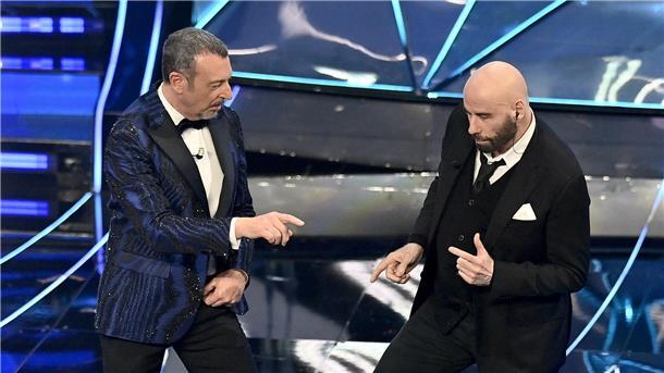 „Saturday Night Fever“: Travolta macht Ententanz in Sanremo John Travolta (r) und Amadeus treten während des Sanremo-Musikfestivals auf.