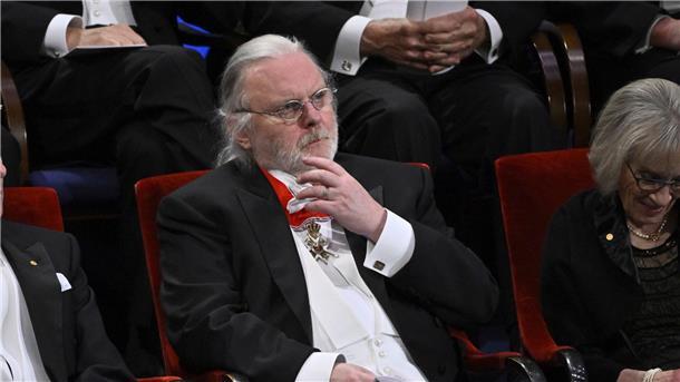 Norweger Jon Fosse mit Literaturnobelpreis ausgezeichnet Jon Fosse bei der Nobelpreisverleihung in Stockholm.