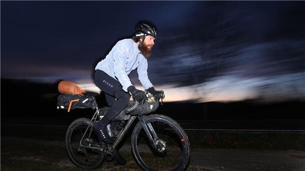 US-Tour: Jonas Deichmann schafft erste 1000 Kilometer Jonas Deichmann im November 2021 bei seinem „Triathlon um die Welt“.