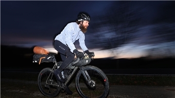 Jonas Deichmann im November 2021 bei seinem „Triathlon um die Welt“.